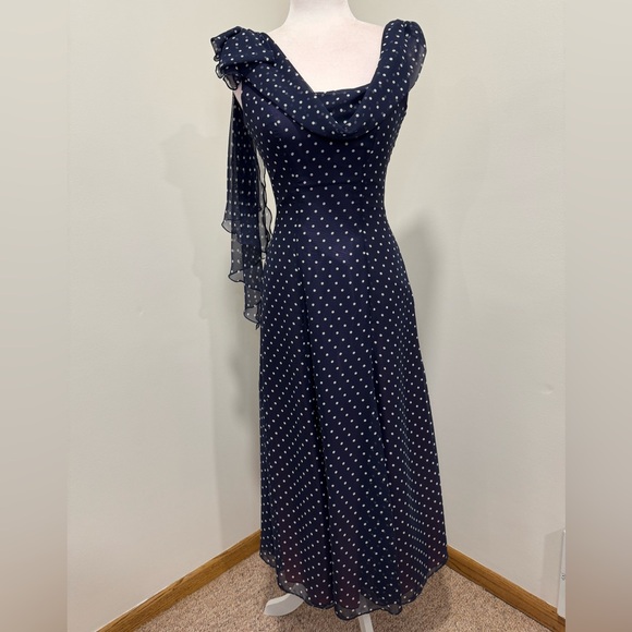 Jenny Packham Dresses & Skirts - Vtg Jenny Packham Couture Navy and White dress